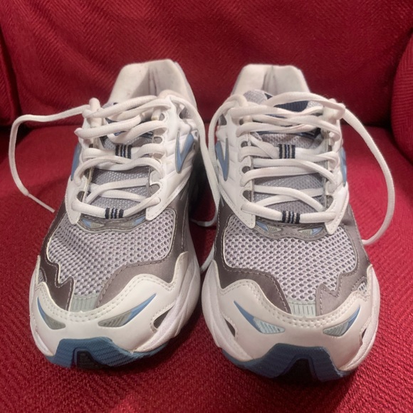 brooks shoes in wide width